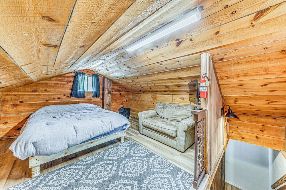 < 1 Mi to Grindstone Lake: Cabin w/ Large Yard!