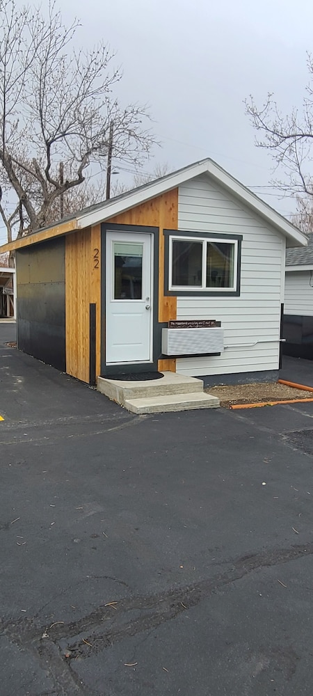 Lamplighter Cabins & Suites