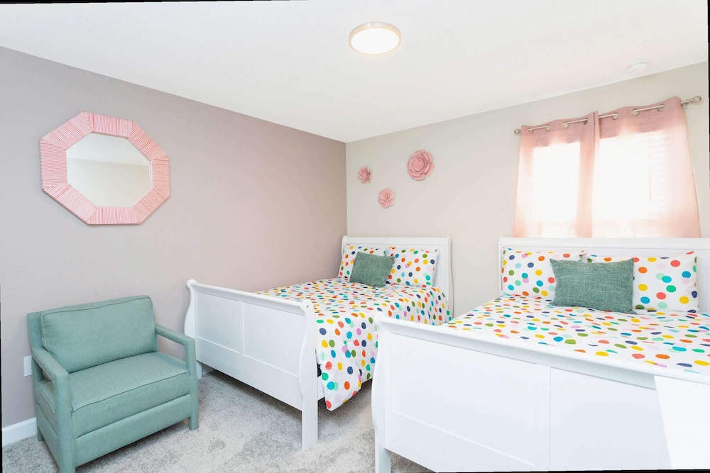 Stylish 4Bd w Lake View Pool Kids Themed Room