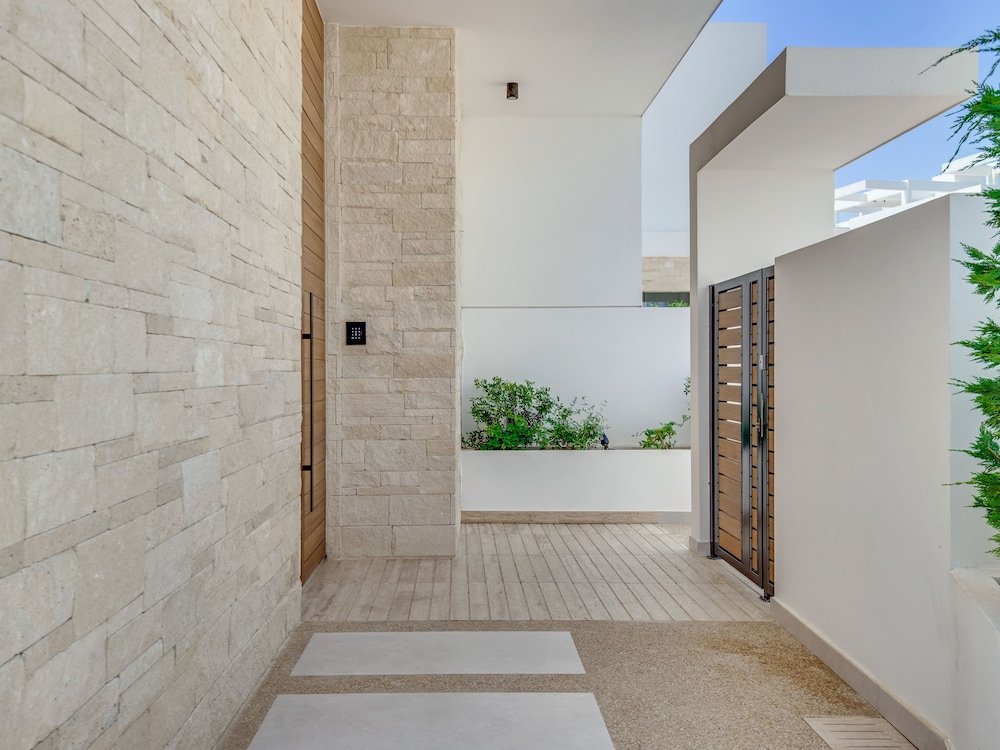 Sanders Konnos Bay Aphrodite - Exquisite 6-bedroom Villa On the Beach Front