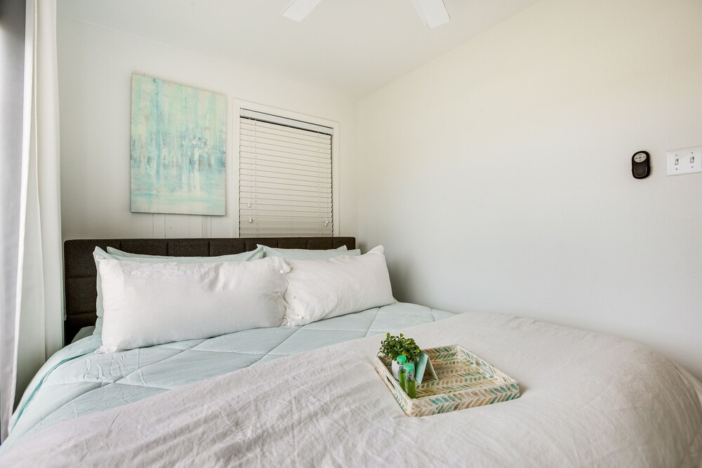 Walk to Beach: Updated Home w/ Deck in Galveston!