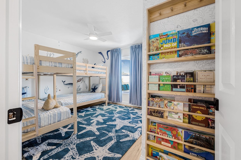 Castaway Cottage Near IMG and Beaches