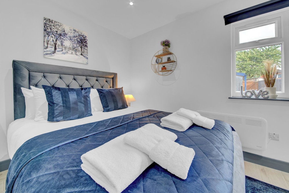 Lovely 1-bed Studio in Feltham view 2