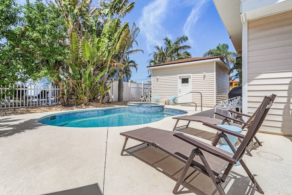 21591/3 Waterfront Duplex With Pool And Spa - Manor 4 Bedroom Home