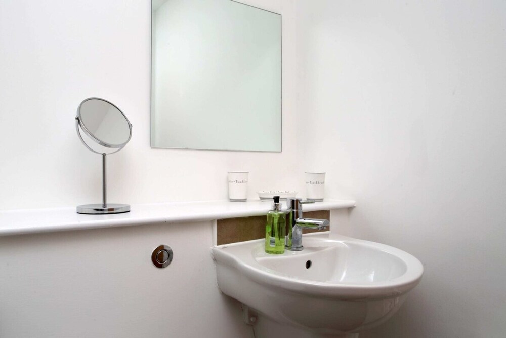Modern Apartment in Leith With Sea Views view 3