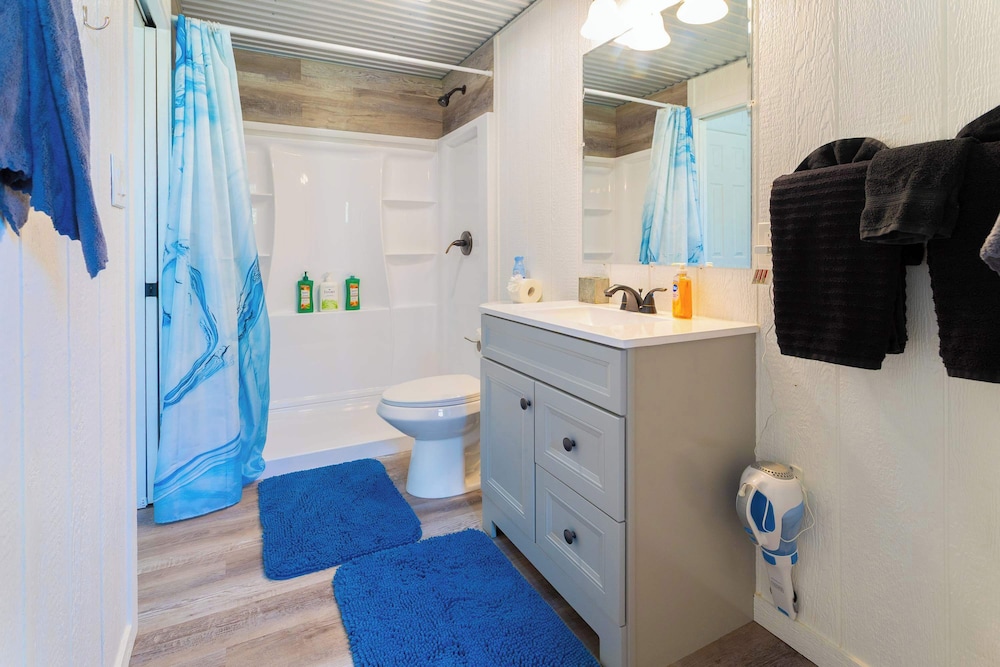 Shady Grove Tranquil Hill Country Cabin for 8 Near Pedernales Falls