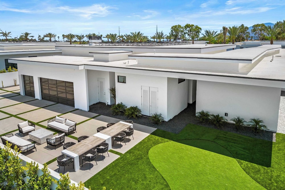 Sleeps 20 Pool, Hot Tub, & Pickleball Stay in Indio Bravo Villa #9