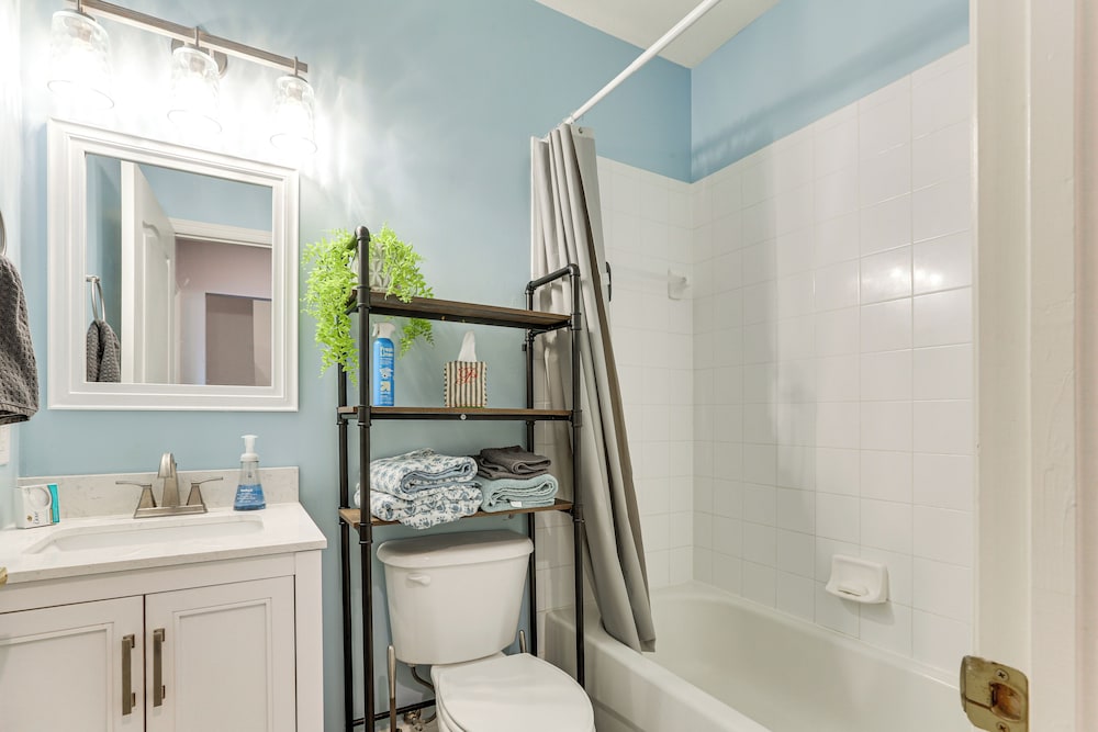 Lake View & Screened Balcony: Estero Getaway!