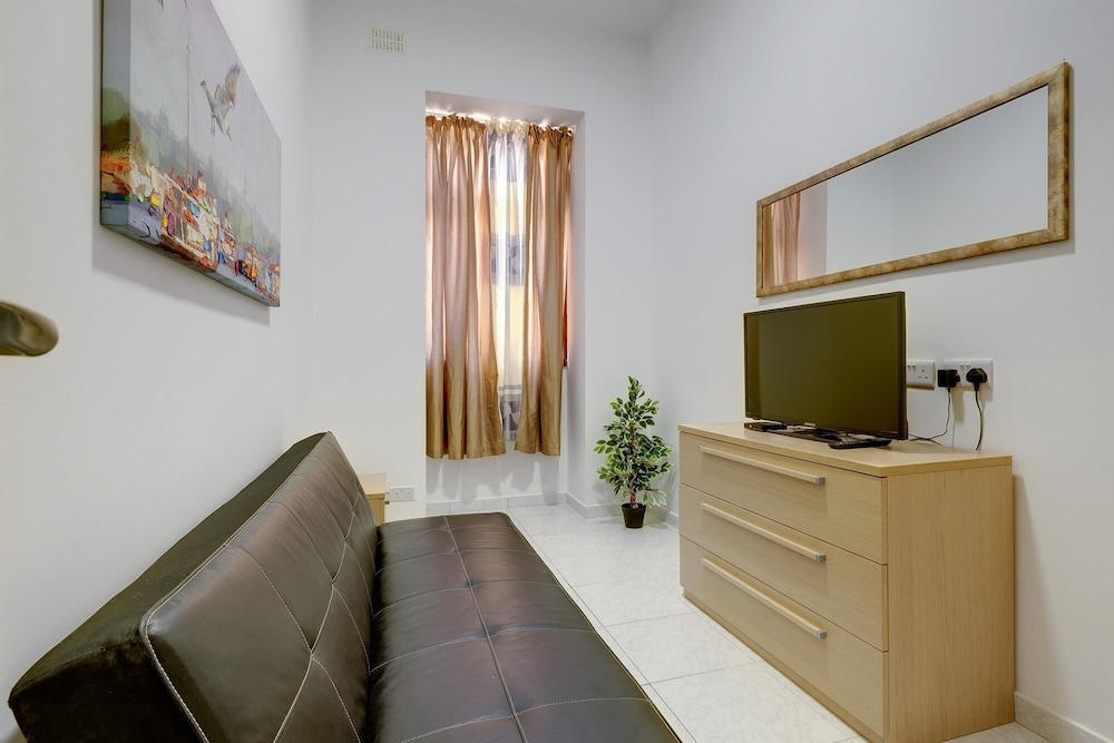 Cosy Apartment Steps From the Promenade view 4
