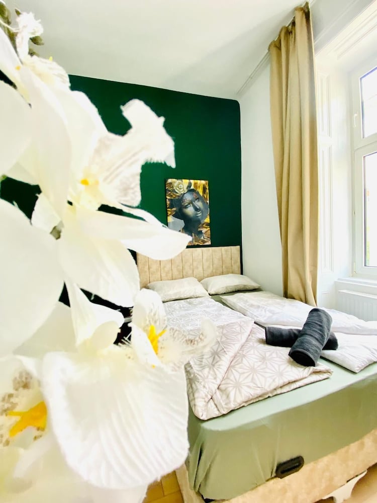 8 Studios with Terrace in Margareten