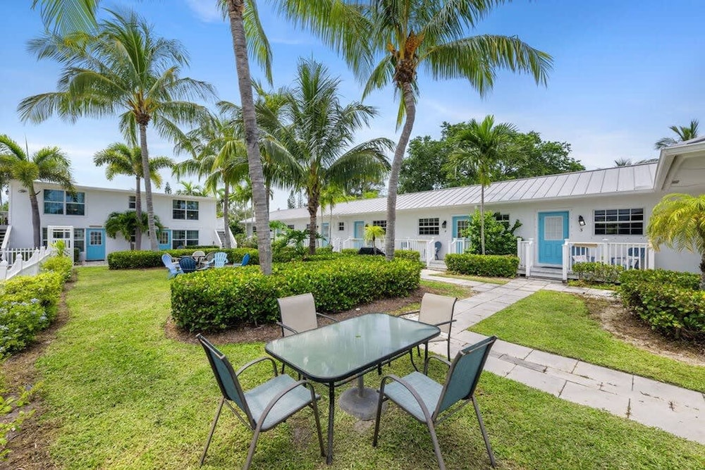 13 Queen Size Bedroom Near the Beach Pet Friendly