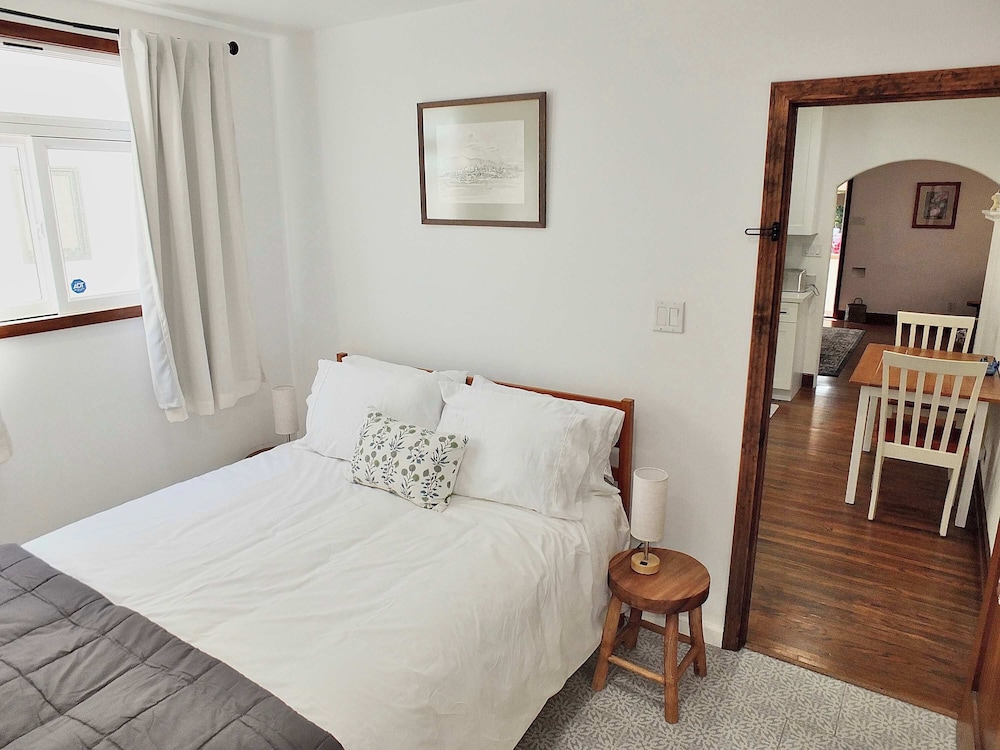 Belmont Shore Coastal Cottage - Cozy Home for 6 - 2 Blocks to Beach