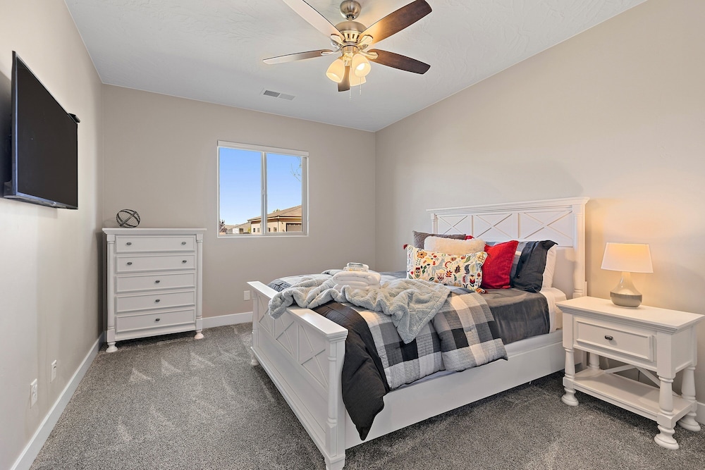 Hurricane Falls Pool, Hot Tub Plus Dog Friendly! 4 Bedroom Home