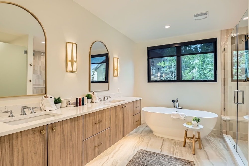 Park City Perfection On Lowell! 1063 4 Bedroom Home