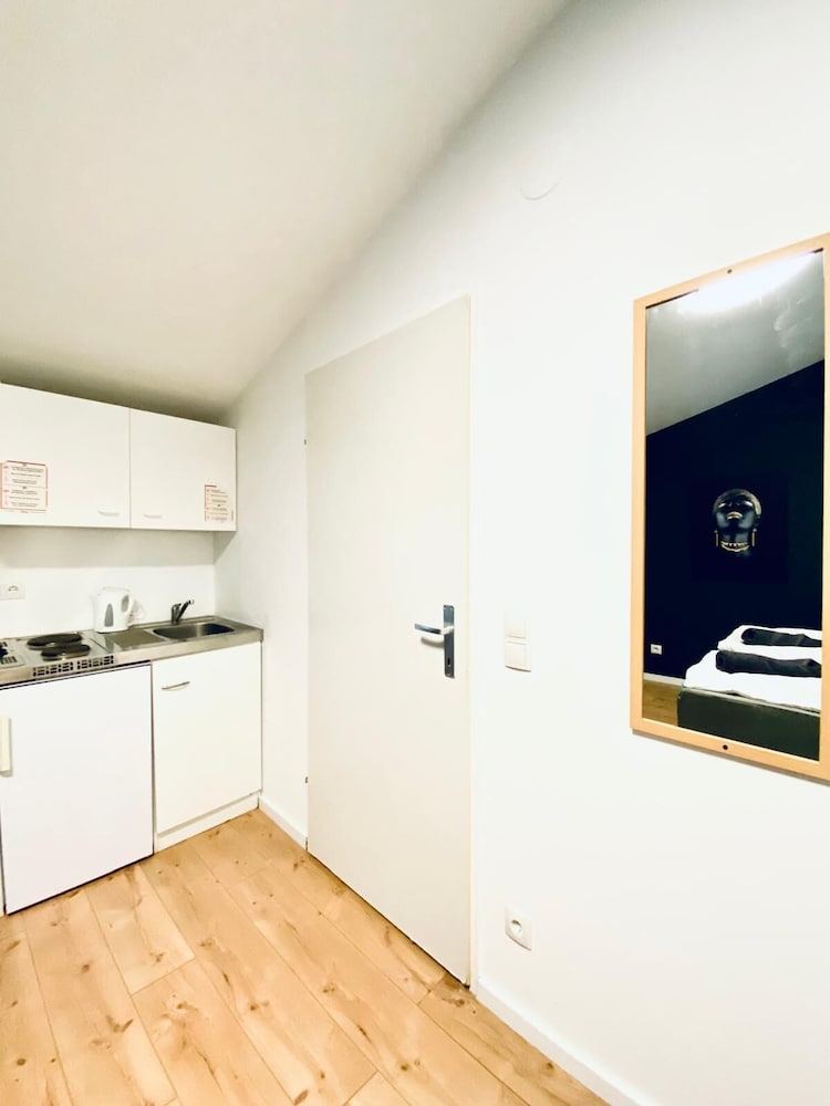 Spacious 8BR Apt with Terrace 16P