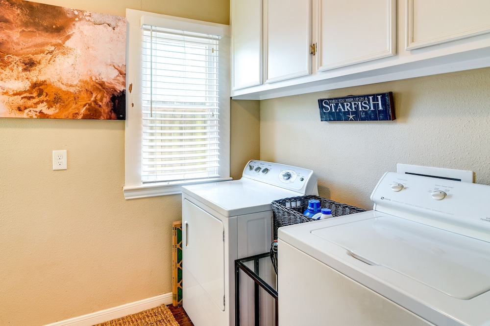 2 Mi to Beach: Galveston Vacation Rental!