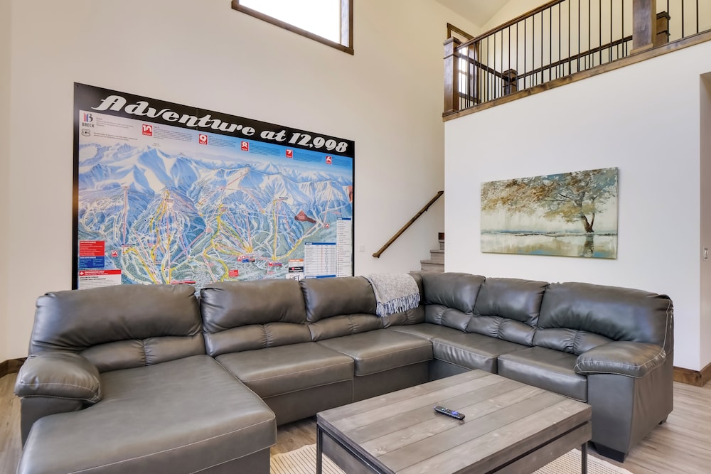Hot Tub, Pool Table & Fireplaces: Blue River Gem