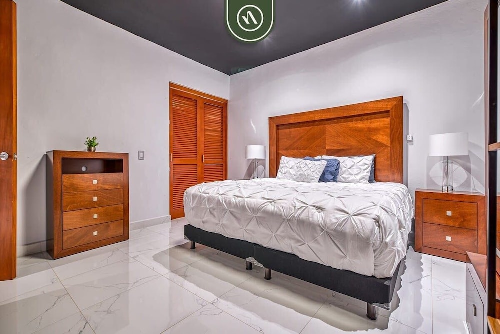 Modern 2BR Condo in Old Town - Private Terrace