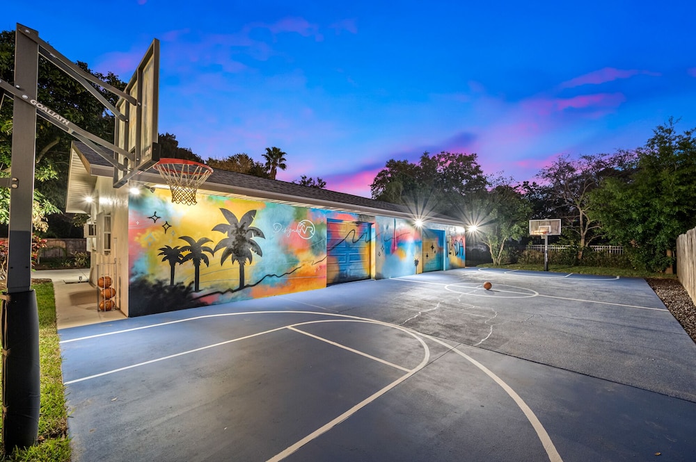 Luxury Retreat: Pool, Games, Basketball & More!