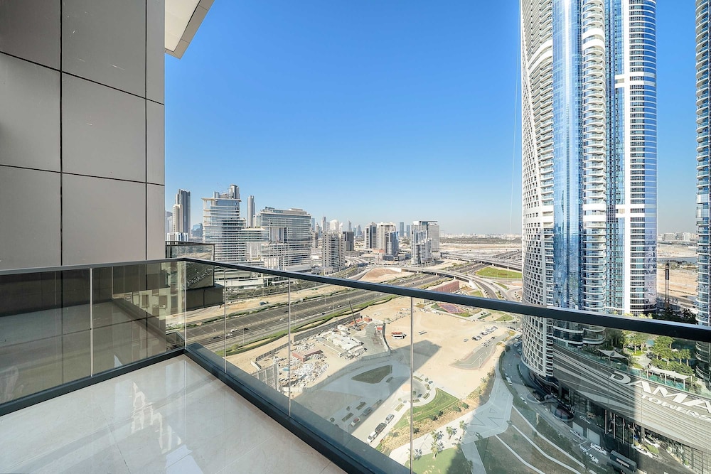 Modern 1BR With Stunning Views in Business Bay