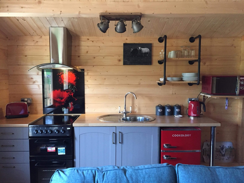 Cosy 1-bed Farm Stay Cabin view 4