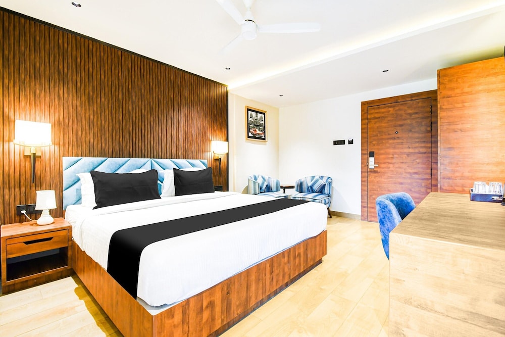 Deluxe Double Stays Near Paridh Crossing