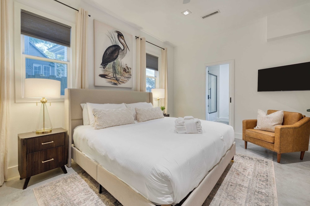 Arsenal Buyout by Avantstay 2 Homes Near Sullivans Island w/ Outdoor Dining