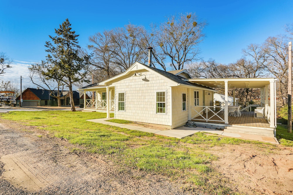 Walk to Lake Texoma: Kingston Retreat w/ Deck!