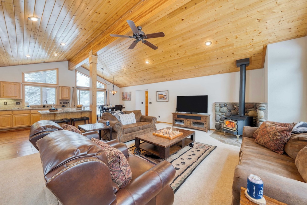 Cabin Retreat w/ Hot Tub & Fireplace - Near Northstar and Downtown Truckee