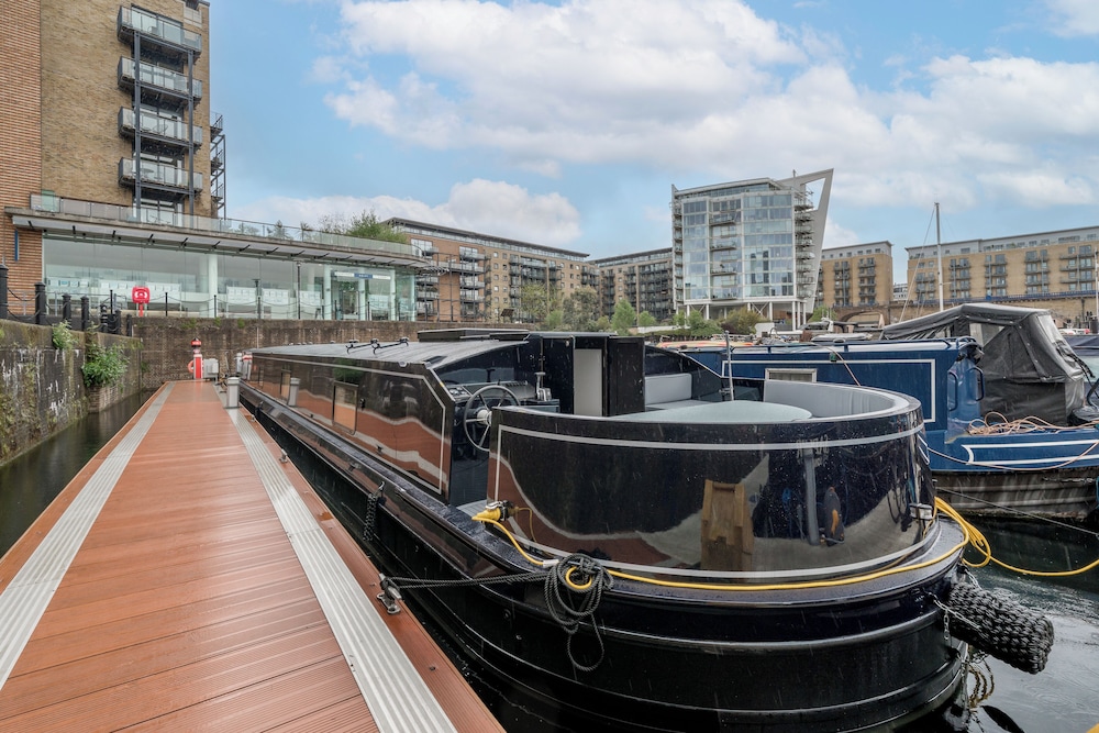 Elegant houseboat near Canary Wharf
