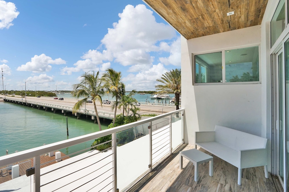 Miami Stunning Waterfront Villa Escape