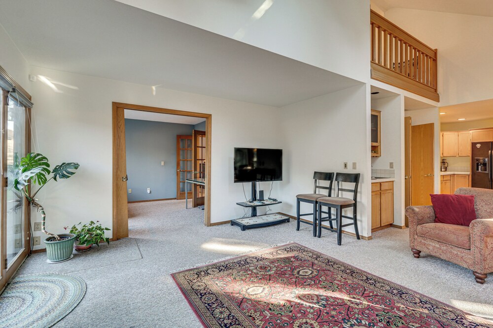 Lovely Portland Home ~ 10 Mi to Downtown!
