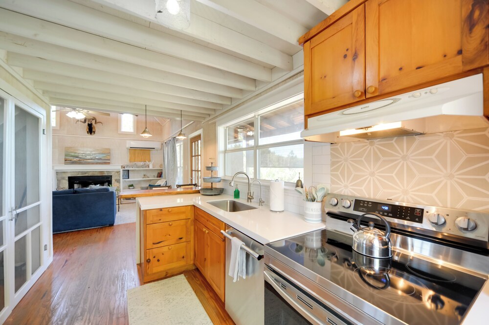 Dog-friendly Cabin w/ Fire Pit in Johnson City!