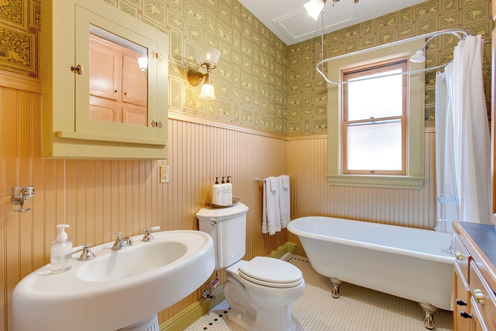 Victorian-style Cheesman Park Apt - 2 Mi to Dtwn