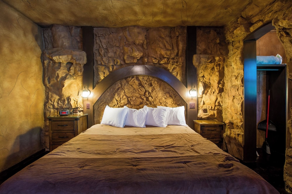 Eureka Springs Treehouses, Hobbit Caves & Castles