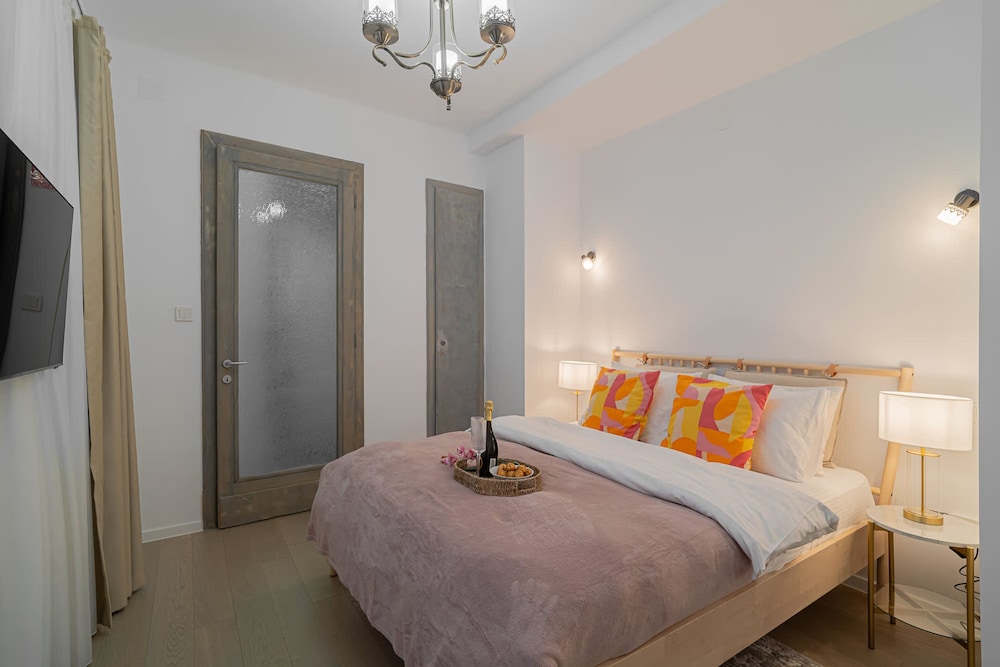 Charming 2BR Apartment - Steps to Romanian Athenaeum
