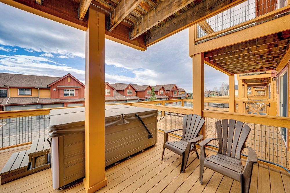 6 Mi to Winter Park Resort: Townhome w/ Hot Tub!