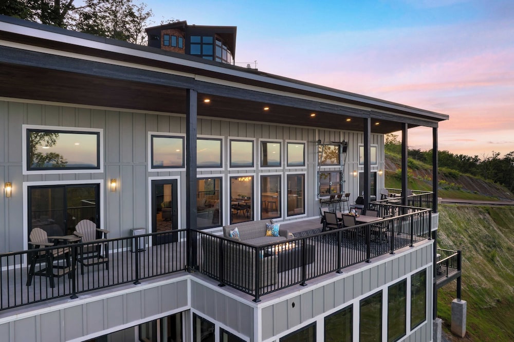 Luxury Group Retreat w/ Indoor Pool, Arcade & 56-mile Views Grand Vista Retreat