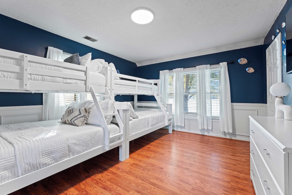 Lakefront Home w/ Dock, Game Room & Hot Tub Ponderosa Peninsula by Avantstay