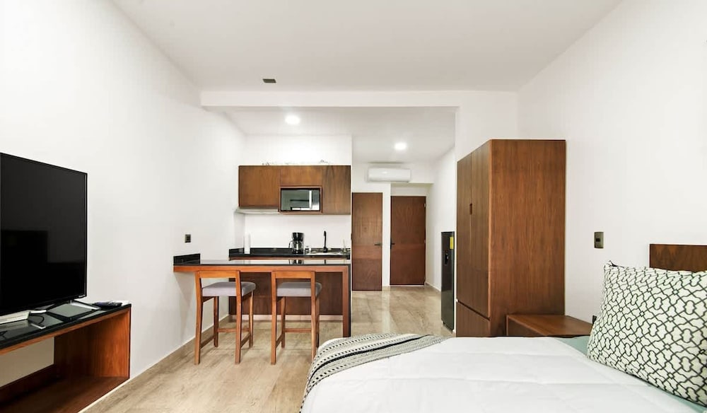 Spacious Loft w Garden View Pool Jacuzzi GYM