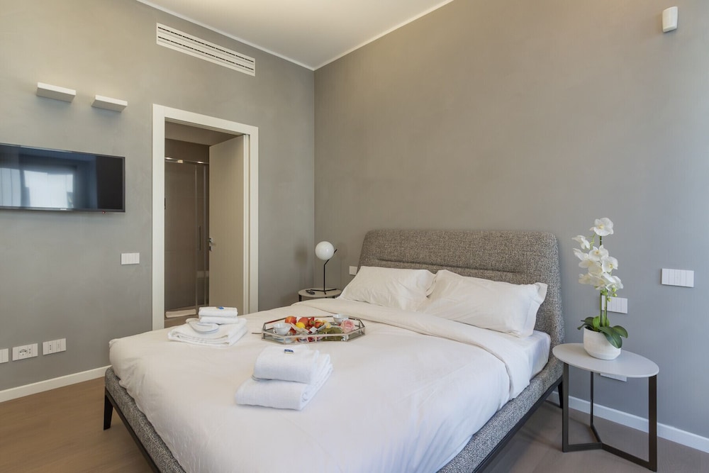 San Babila Central Tower by Rentopolis - High-end 1bdr with panoramic terrace overlooking Duomo