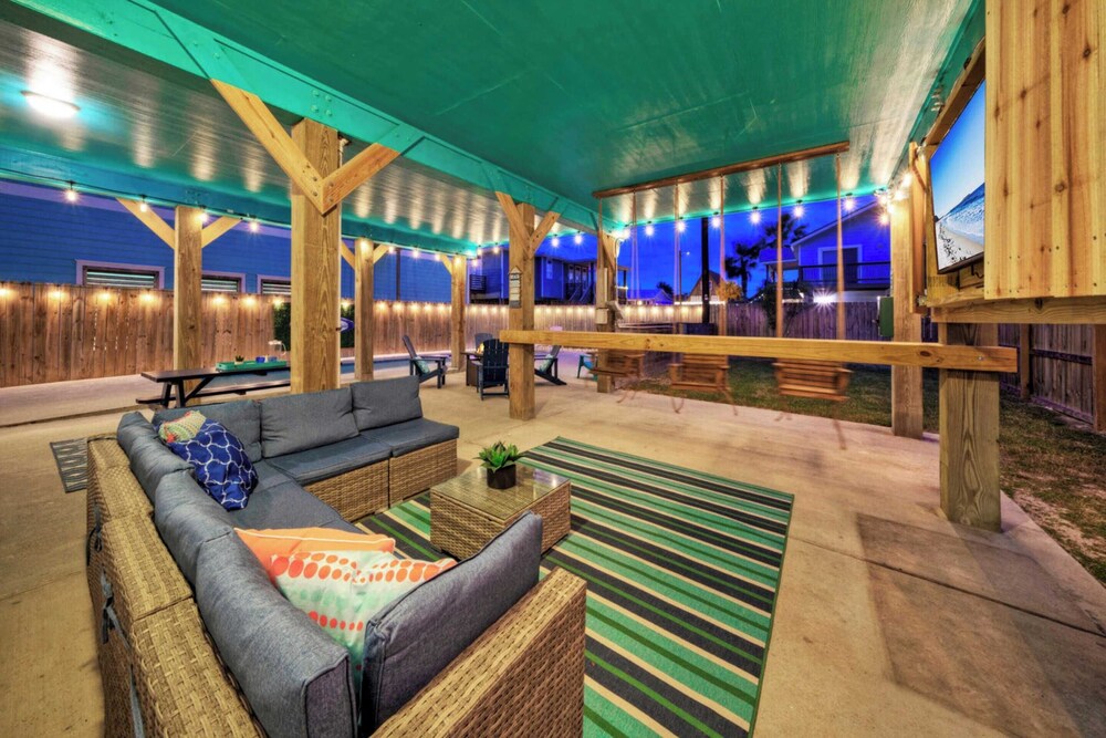 Sleeps 21, 2 Homes 2 Private Pools, Fire Pit, Swing Bar Walk to the Beach