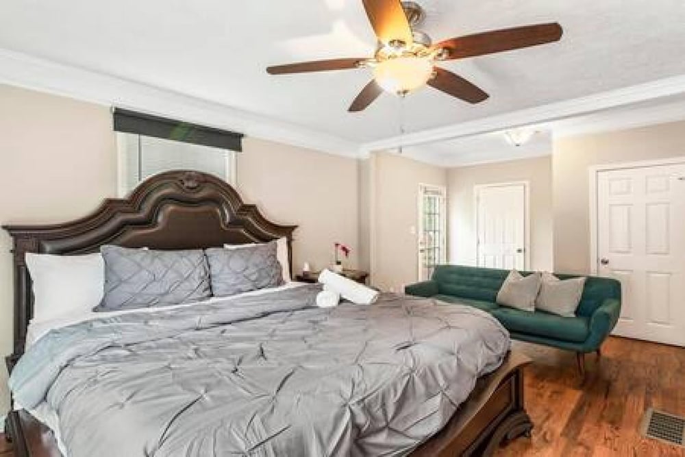 The Southern Oasis 5-bedrooms A Location Sleeps 12 view 5