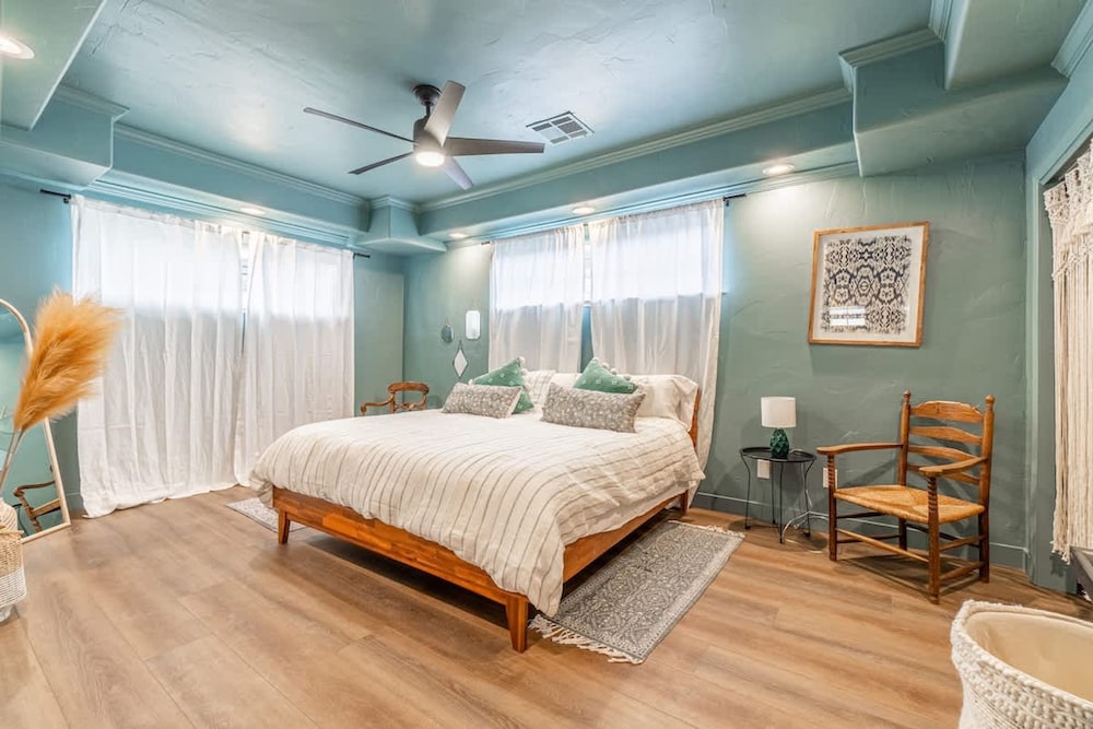 Stylish 2-bedroom Walking Distance to Downtown