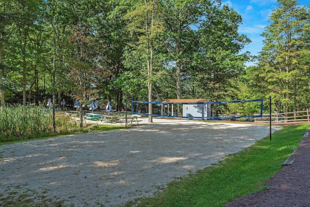 Highland Hideaway by Avantstay Group Poconos Retreat w/ Patio + Game Room