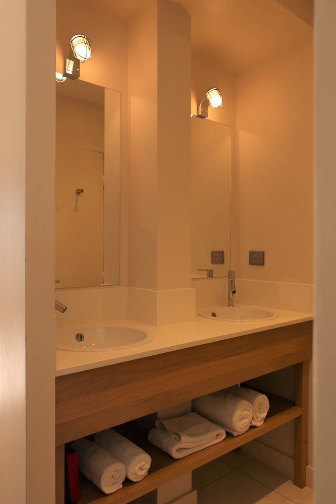 LES SUITES DU PORT by Le Saint Ferdinand
