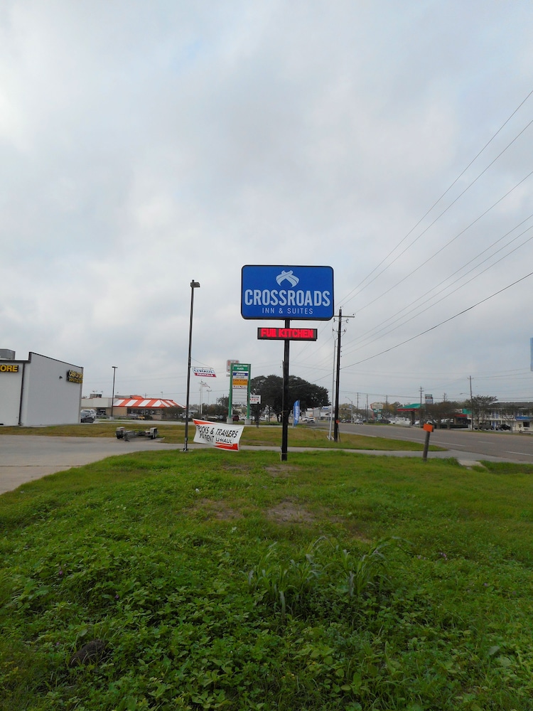 Crossroads Inn & Suites