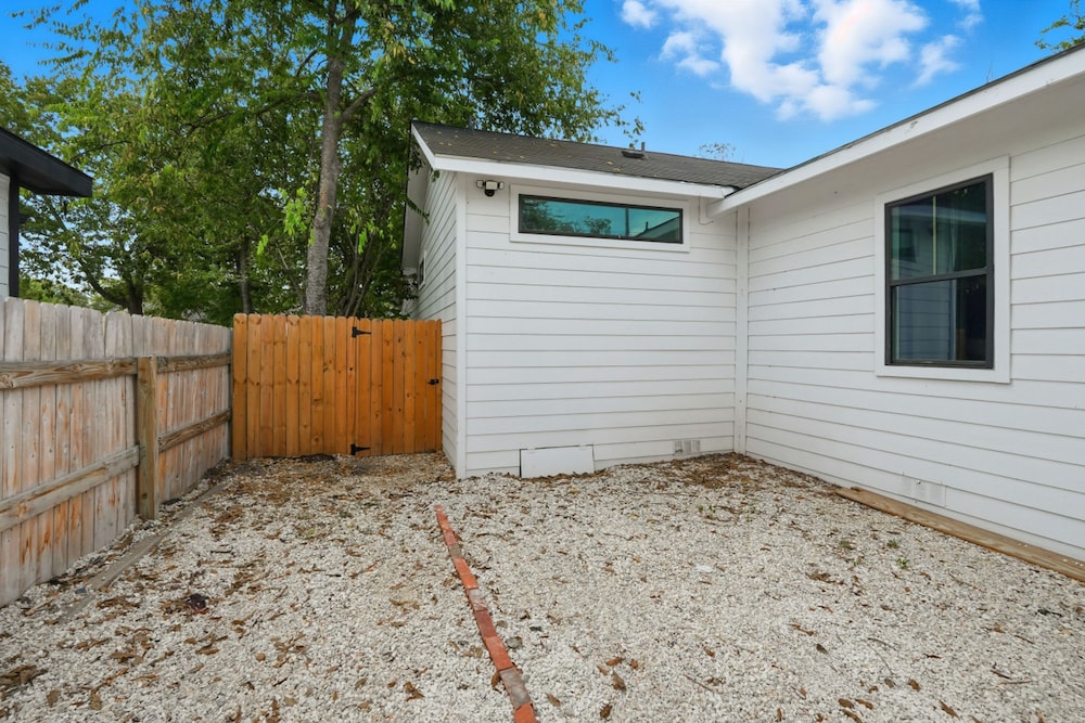 Spacious 3BR Retreat Near Downtown River Walk