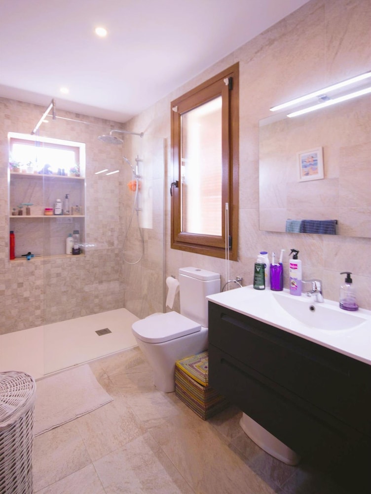 Fanila in J vea With 4 Bedrooms and 3 Bathrooms