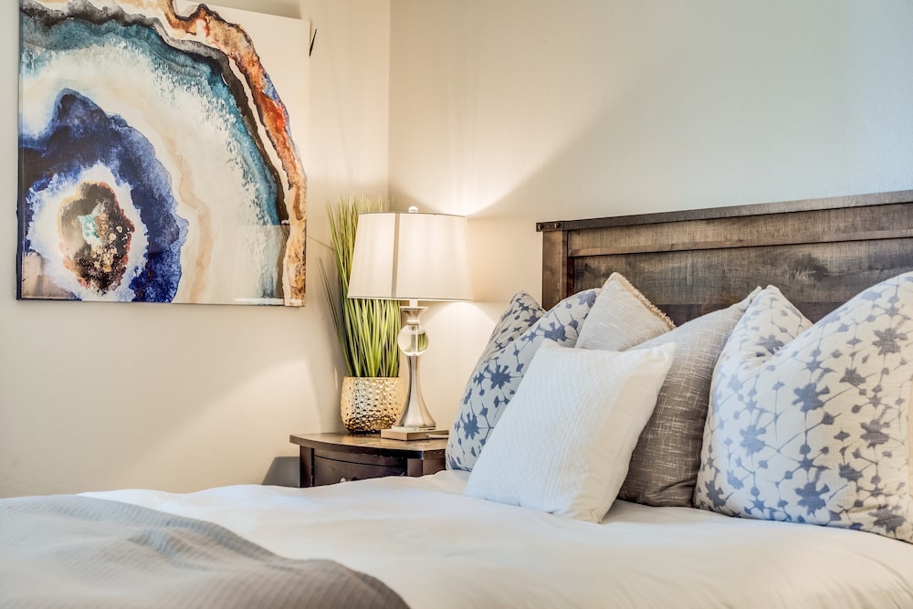 Pinegrove by Avantstay Beautiful Villas Condo Just Outside Tahoe City! - Property Image 18